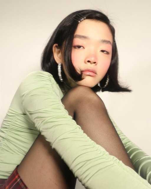 18岁少女被嘲青蛙��� 却凭厌世不完美颜被Dior看中改变命运!