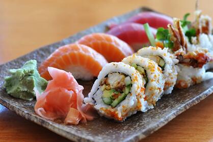 大学生校内经营寿司店,每月收入3万多