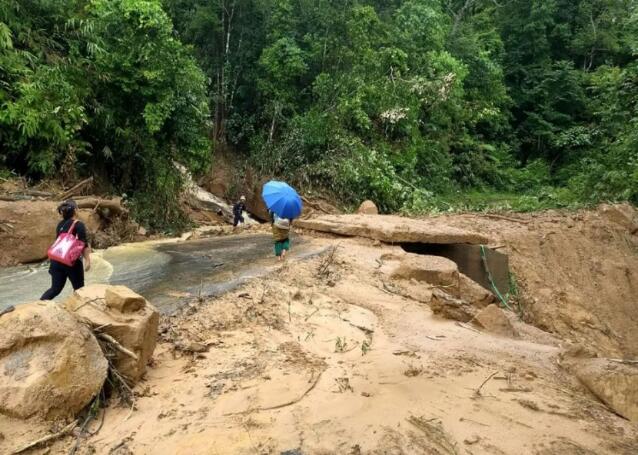 印度雨季引发洪水和泥石流 造成至少15人丧命