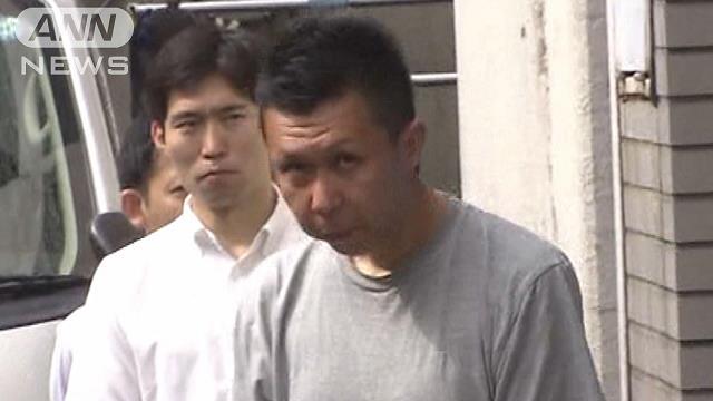 猥琐！日本一男子潜入女厕 站马桶上偷取女性背包
