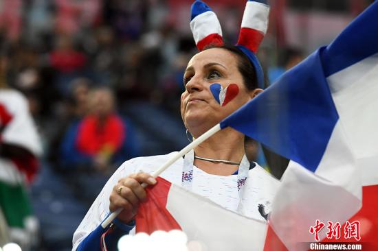 真高卢雄鸡 法国球迷带公鸡来世界杯为球队助