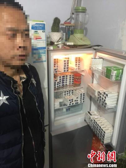 抓获犯罪嫌疑人张某某后在其家中冰箱里缴获的大量药品。　图为冀州警方提供 摄