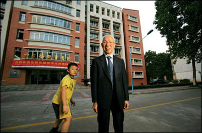 他初中没毕业，但全中国学生都认识他