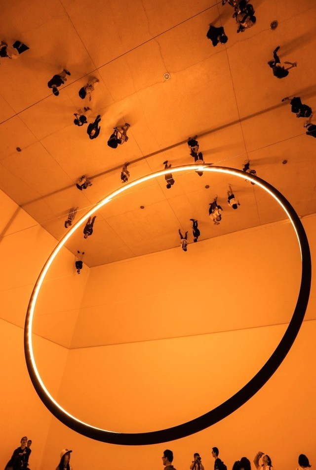 光影砖砌的美学 EOS M6陪你邂逅那抹红