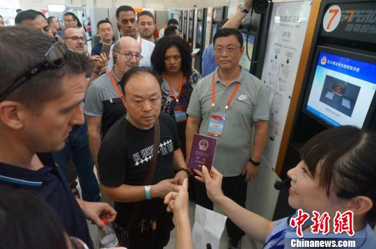 图为驻华执法联络官们了解中国护照的办理流程。 韩章云 摄 图为驻华执法联络官们了解中国护照的办理流程。 韩章云 摄