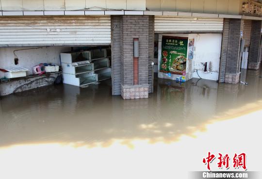 图为洪峰过境重庆主城，沿江低洼路段出现积水。　周毅　摄