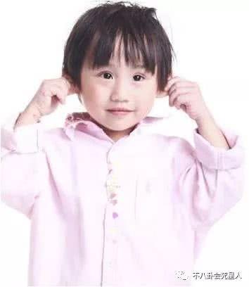 近日,有媒体拍到小小彬的近照.由于长大后没有小时候的可爱外表.