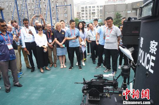 图为驻华执法联络官们了解中国警用装备。 韩章云 摄 图为驻华执法联络官们了解中国警用装备。 韩章云 摄