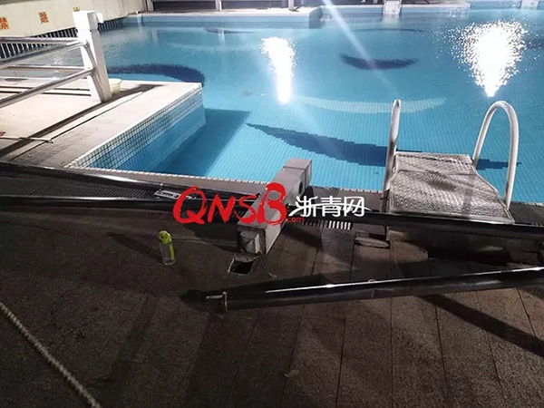 杭州一小区游泳池花岗岩护栏倒塌，11岁男孩两根手指被砸伤