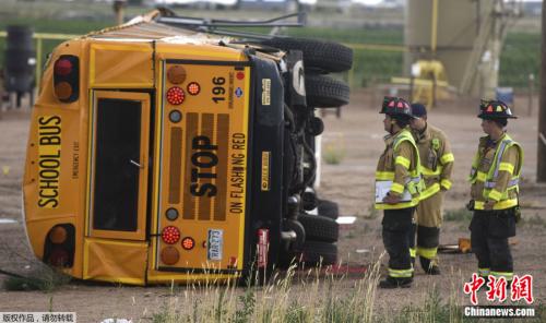 美卡车司机打瞌睡与一辆校车相撞 致19名孩子受伤