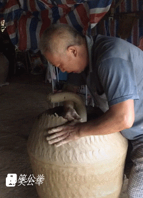 搞笑gif:妹子长了个杀夫痣,谁敢要她?