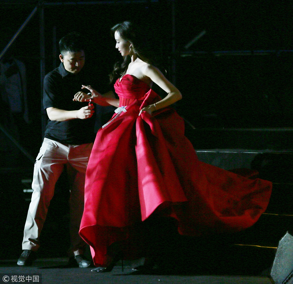 林志玲穿大红抹胸裙秀事业线，结果一抬手这个部位亮了！