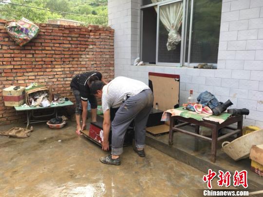 图为当地民众正齐心协力开展生产自救。 李腊梅 摄 图为当地民众正齐心协力开展生产自救。 李腊梅 摄
