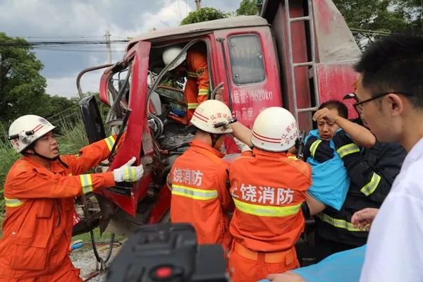 【暖新闻江西2018】弋阳发生交通事故驾驶员