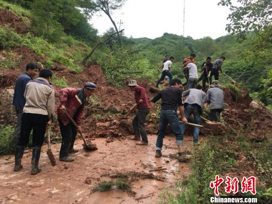 图为甘肃陇南市武都区民众抢修通村道路。　李腊梅　摄