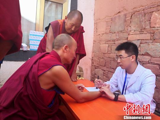 图为专家进寺庙义诊。 南如卓玛 摄 图为专家进寺庙义诊。 南如卓玛 摄