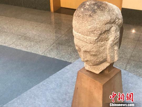 这尊北魏时期的石雕天王头像保存基本完好,高26.5厘米,宽12厘米,厚17厘米。 胡健 摄 这尊北魏时期的石雕天王头像保存基本完好,高26.5厘米,宽12厘米,厚17厘米。 胡健 摄