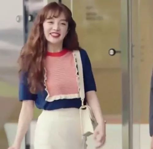 不输《金秘书为何那样》女主成为当红“带货女王”，爱自黑、爱傻笑的黄宝拉私下衣品原来这么高!