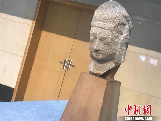 7月13日,美国华裔王纯杰夫妇将一件北魏时期的石雕天王头像捐赠予山西博物院。 胡健 摄 7月13日,美国华裔王纯杰夫妇将一件北魏时期的石雕天王头像捐赠予山西博物院。 胡健 摄