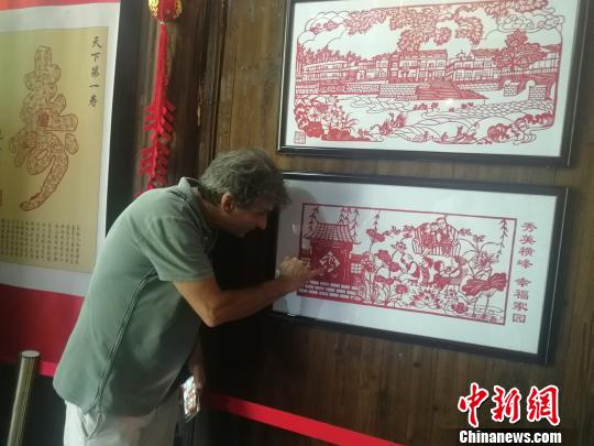 7月13日,在位于江西上饶市横峰县的中国剪纸文化展示馆,奥利维???戈舒??对于中国的剪纸艺术产生极大的兴趣。 苏路程 摄 7月13日,在位于江西上饶市横峰县的中国剪纸文化展示馆,奥利维???戈舒??对于中国的剪纸艺术产生极大的兴趣。 苏路程 摄