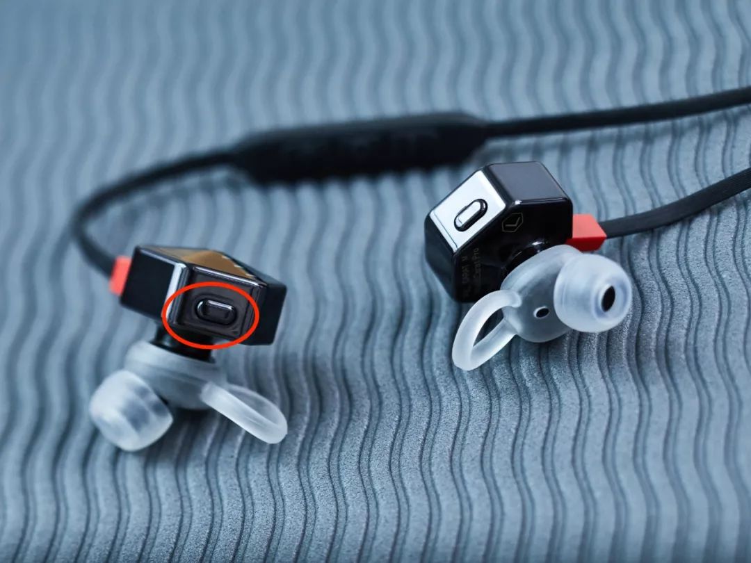 把1000首音乐装在耳朵里,汪峰听了都开始摇摆