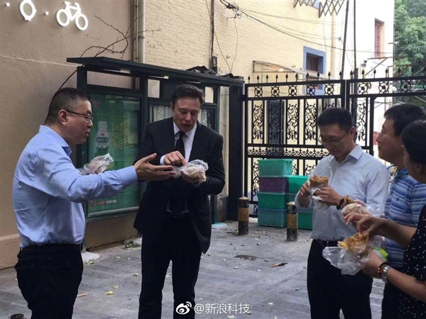 特斯拉CEO马斯克来中国接地气：街头吃煎饼果子