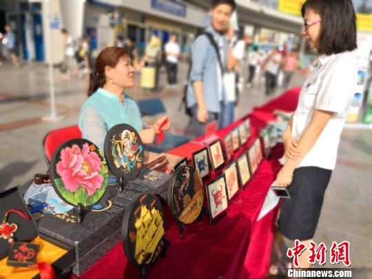 7月13日,中国铁路兰州局集团有限公司和甘肃各地旅行社联合启动“环西部火车游‘1+6+N’”精品线路游。图为在列车上展示的旅游文创产品。 丁思 摄 7月13日,中国铁路兰州局集团有限公司和甘肃各地旅行社联合启动“环西部火车游‘1+6+N’”精品线路游。图为在列车上展示的旅游文创产品。 丁思 摄