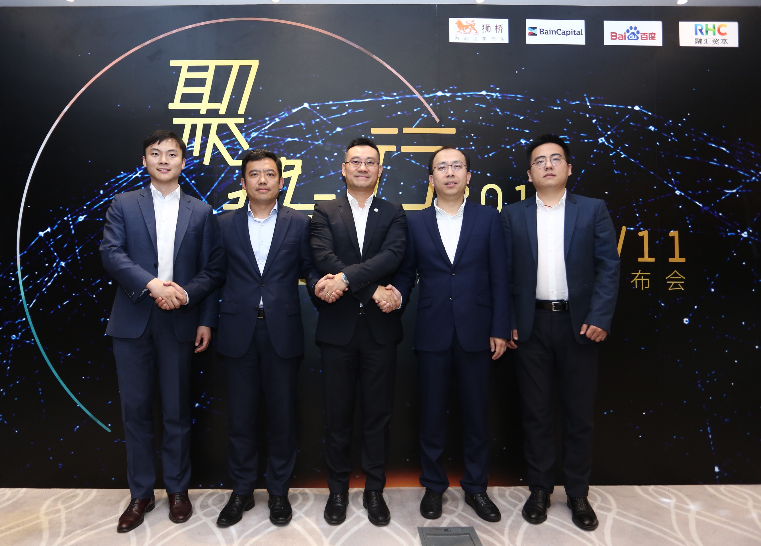 狮桥董事长万钧(左三)、百度智能驾驶