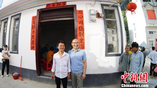 图为帮扶干部和搬迁户合影。 米儒聪 摄 图为帮扶干部和搬迁户合影。 米儒聪 摄