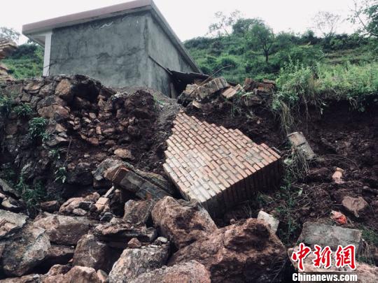 图为被暴雨冲毁的民房。　李腊梅　摄