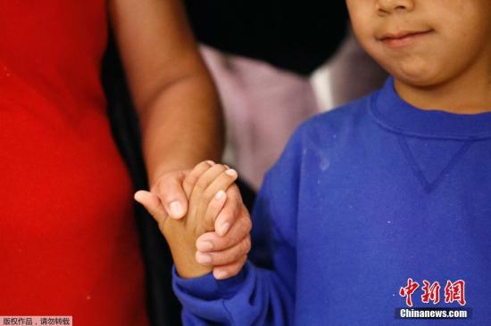 “骨肉分离”被叫停后，美57名移民儿童与父母团聚