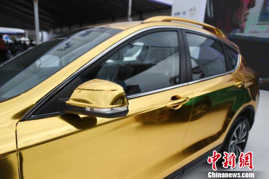 市民戏称,这台车太闪耀,真的好晃眼。 张瑶 摄 市民戏称,这台车太闪耀,真的好晃眼。 张瑶 摄