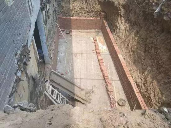 一业主在绿地挖5米深坑建地下室，回填混凝土用一百立方米