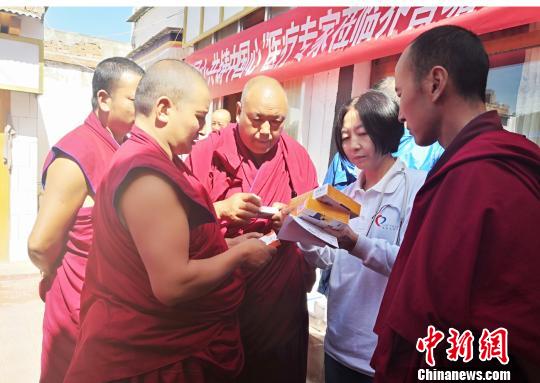 图为专家为僧人叮嘱服药注意事项。 南如卓玛 摄 图为专家为僧人叮嘱服药注意事项。 南如卓玛 摄