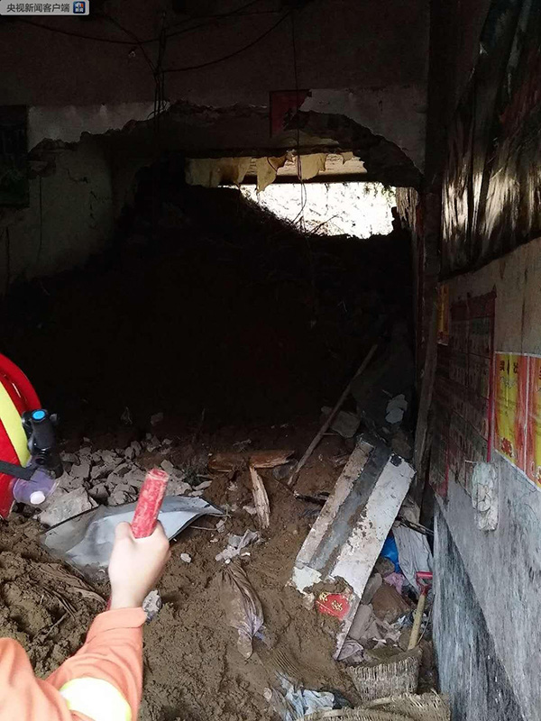 云南镇雄遭暴雨袭击，一民房墙体垮塌致4人遇难