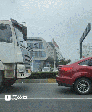 搞笑gif:妹子长了个杀夫痣,谁敢要她?