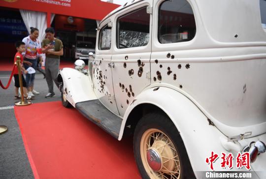 这台车是1934年的福特品牌老爷车,车上的弹孔是为拍摄电影《雌雄大盗》而用手枪、步枪、机关枪打穿留下的痕迹。 张瑶 摄 这台车是1934年的福特品牌老爷车,车上的弹孔是为拍摄电影《雌雄大盗》而用手枪、步枪、机关枪打穿留下的痕迹。 张瑶 摄
