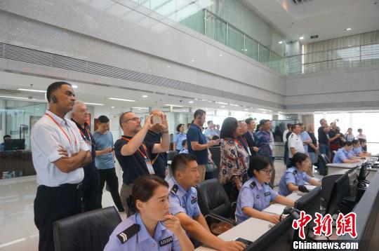 图为驻华执法联络官们参观郑东公安分局指挥中心,了解一线执勤民警的工作进度。 韩章云 摄 图为驻华执法联络官们参观郑东公安分局指挥中心,了解一线执勤民警的工作进度。 韩章云 摄