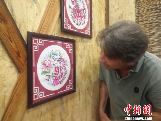 7月13日,“法语中国”法国数字广播台记者OlivierCauchois(奥利维???戈舒??)详细观看剪纸作品。 苏路程 摄 7月13日,“法语中国”法国数字广播台记者OlivierCauchois(奥利维???戈舒??)详细观看剪纸作品。 苏路程 摄