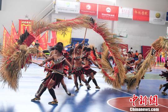 广西科技师范学院选手舞起了稻草龙。 杨华峰 摄 广西科技师范学院选手舞起了稻草龙。 杨华峰 摄