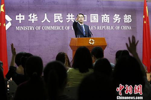 7月12日,中国商务部发表声明称,美国发起的这场贸易战会把世界经济带入“冷战陷阱”“衰退陷阱”“反契约陷阱”和“不确定陷阱”。中新社记者 李慧思 摄 7月12日,中国商务部发表声明称,美国发起的这场贸易战会把世界经济带入“冷战陷阱”“衰退陷阱”“反契约陷阱”和“不确定陷阱”。中新社记者 李慧思 摄