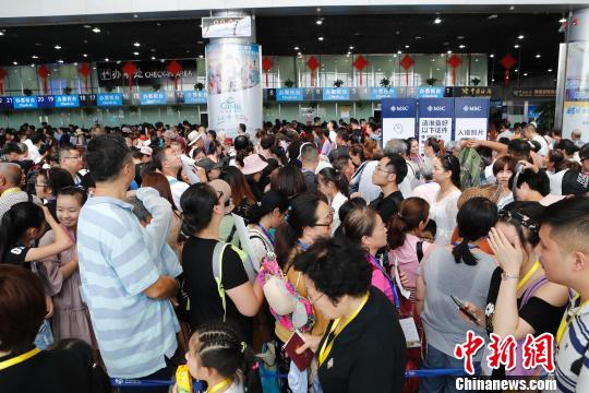 上海吴淞口国际邮轮港迎来暑期客流高峰。 殷立勤 摄 上海吴淞口国际邮轮港迎来暑期客流高峰。 殷立勤 摄