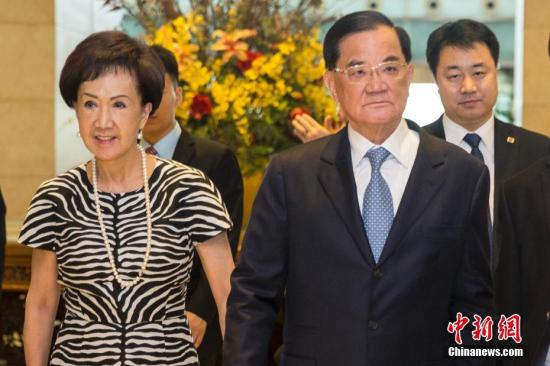 7月12日,中国国民党前主席、两岸和平发展基金会董事长连战率台湾各界人士参访团抵达北京。中新社记者 王骏 摄 7月12日,中国国民党前主席、两岸和平发展基金会董事长连战率台湾各界人士参访团抵达北京。中新社记者 王骏 摄