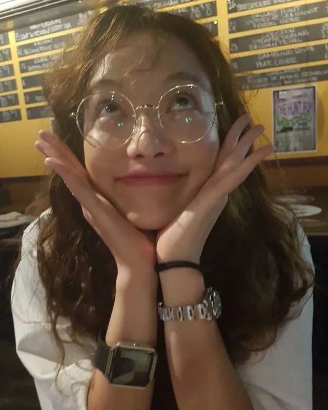 不输《金秘书为何那样》女主成为当红“带货女王”，爱自黑、爱傻笑的黄宝拉私下衣品原来这么高!