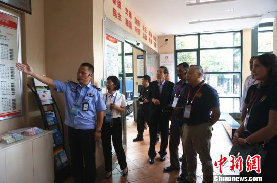 图为驻华执法联络官们参观郑州社区警务室,了解“多警联动”的社区警务工作模式。 韩章云 摄 图为驻华执法联络官们参观郑州社区警务室,了解“多警联动”的社区警务工作模式。 韩章云 摄