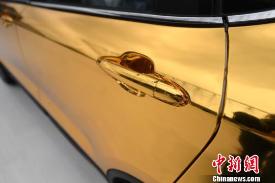 汽车一经亮相吸引了市民的目光 张瑶 摄 汽车一经亮相吸引了市民的目光 张瑶 摄