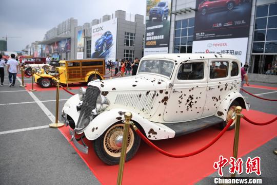 这台车是1934年的福特品牌老爷车,车上的弹孔是为拍摄电影《雌雄大盗》而用手枪、步枪、机关枪打穿留下的痕迹。 张瑶 摄 这台车是1934年的福特品牌老爷车,车上的弹孔是为拍摄电影《雌雄大盗》而用手枪、步枪、机关枪打穿留下的痕迹。 张瑶 摄