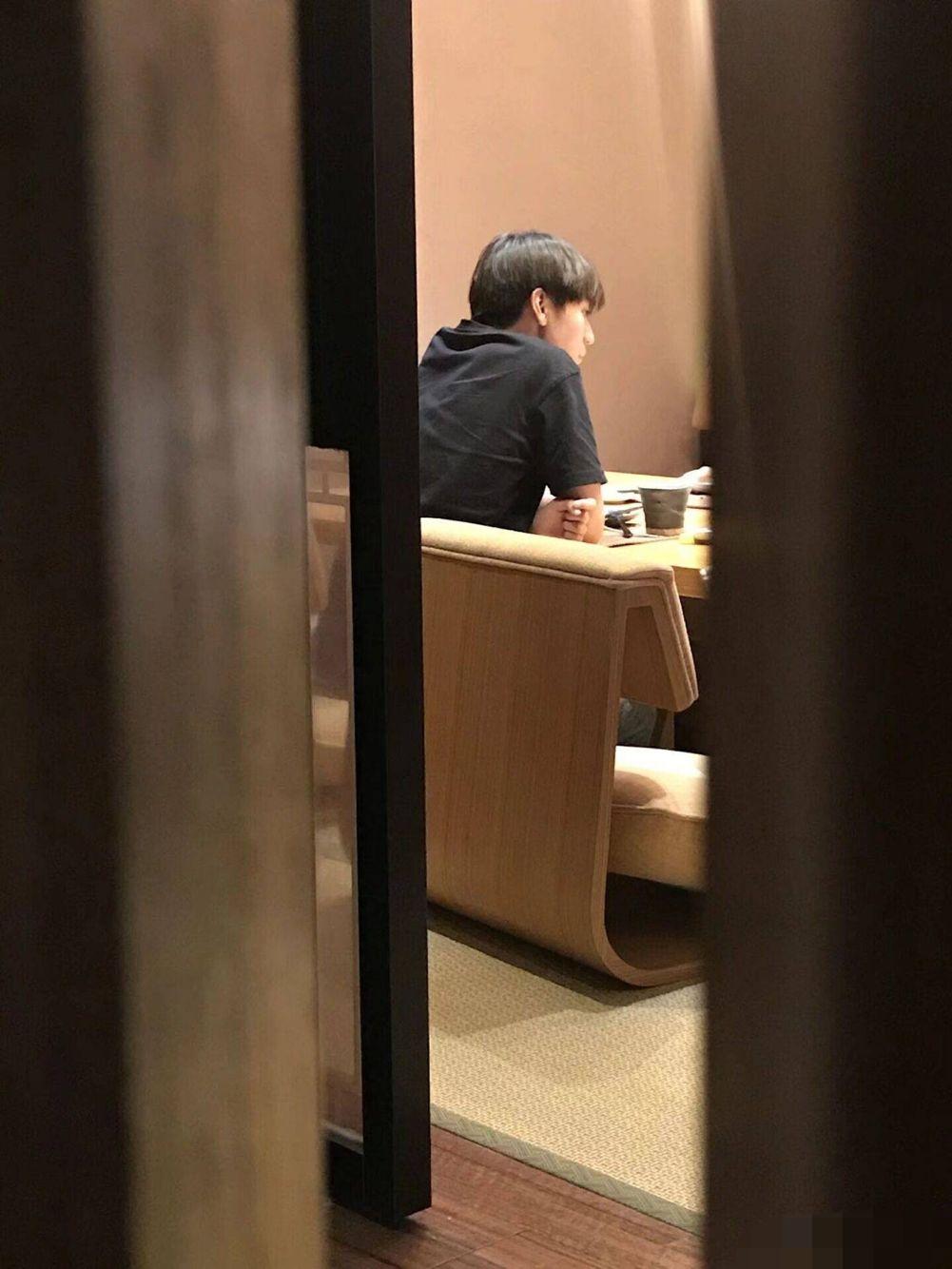 王俊凯惊现演唱会观众席 还变身"新手"司机被偶遇