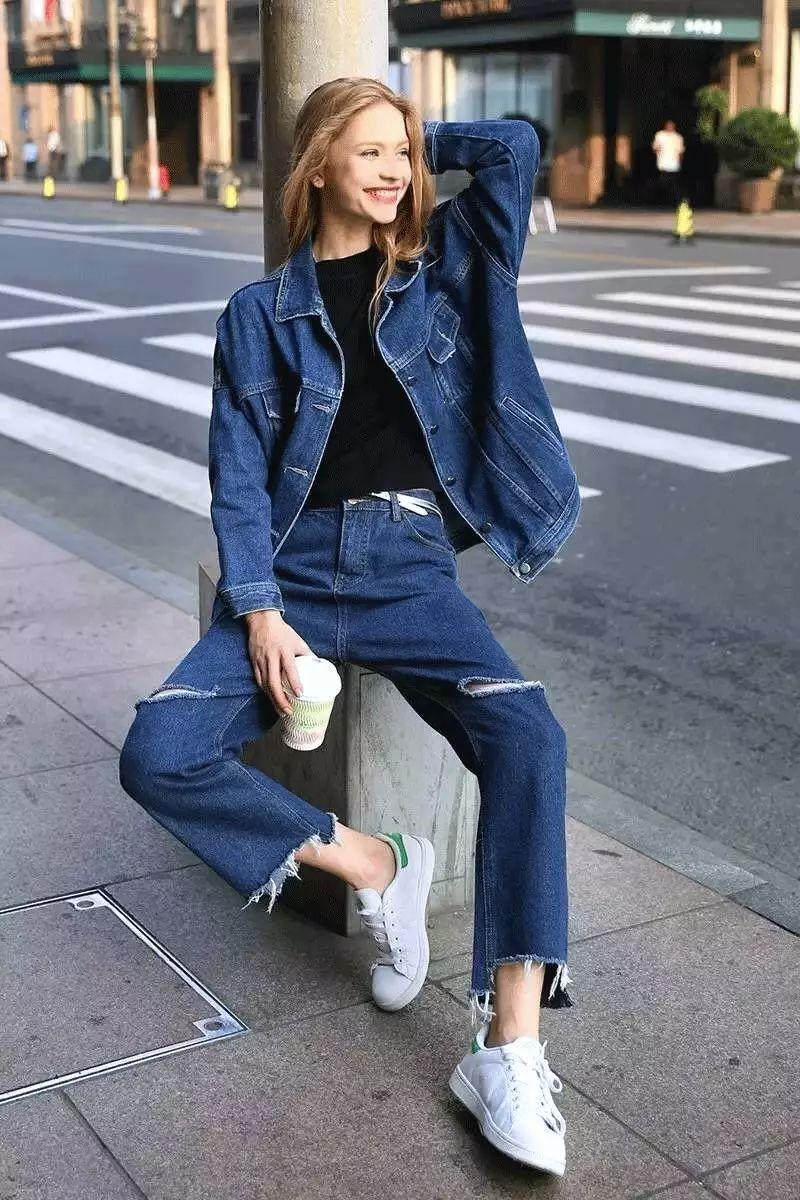 小白鞋+九分裤:简约高级又显高的混搭组合,很潮!