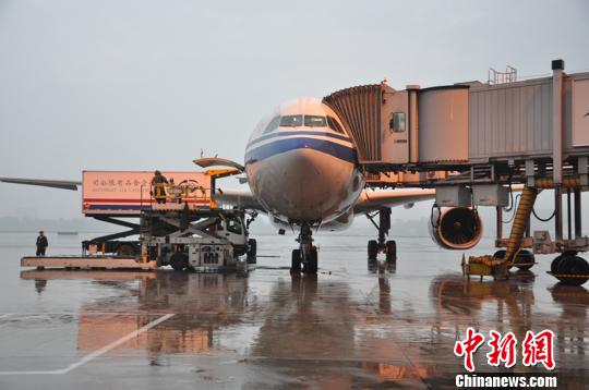 成都机场遇雷暴天气 约9000名旅客滞留机场
